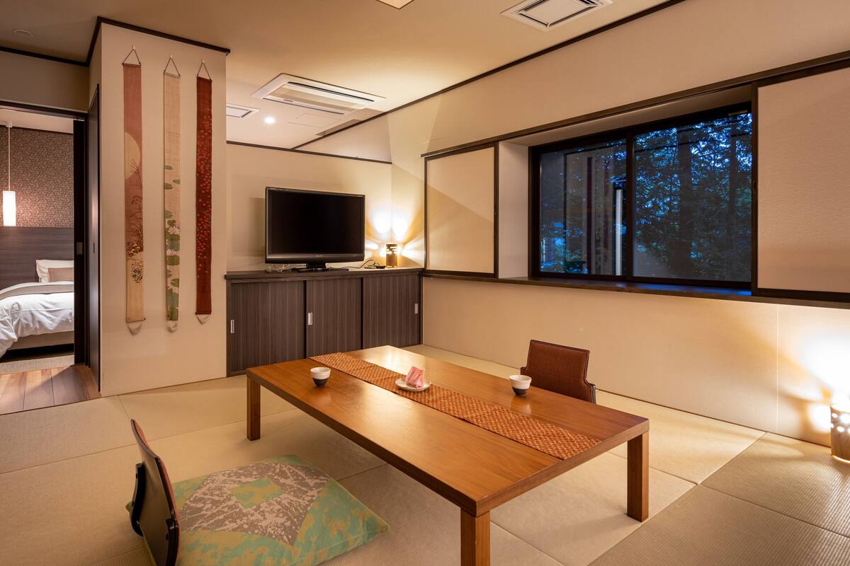 Premium kamer (Japanese Western) | Een kluis op de kamer, een bureau