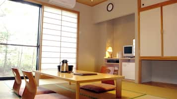 Standard Japanese Style Room | In-room safe, desk