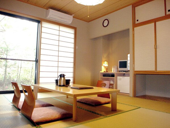 Standard Japanese Style Room | In-room safe, desk