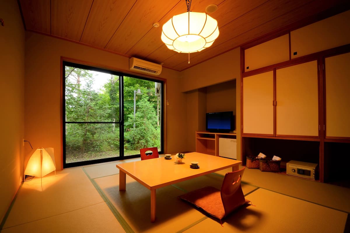 Standaard kamer (Japanese Style) | Een kluis op de kamer, een bureau