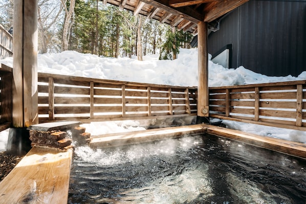 A wooden hot spring bath area with a wooden bench and a wooden railing. - Appi Kogen Mori no Hotel (Hachimantai)