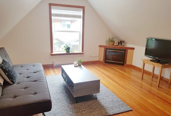 Smart-TV, Kamin, Bücher