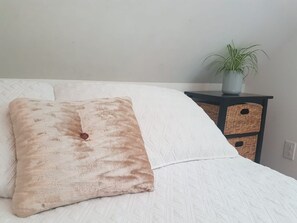 2 bedrooms, iron/ironing board, travel cot, WiFi - Dancing Trees Guest Suite (Comox)