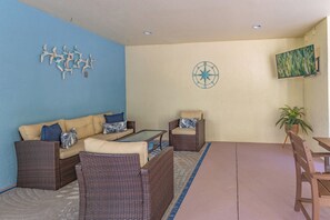 Smart TV, books - Florida Breeze: Pool home in perfect central location! (Holmes Beach)