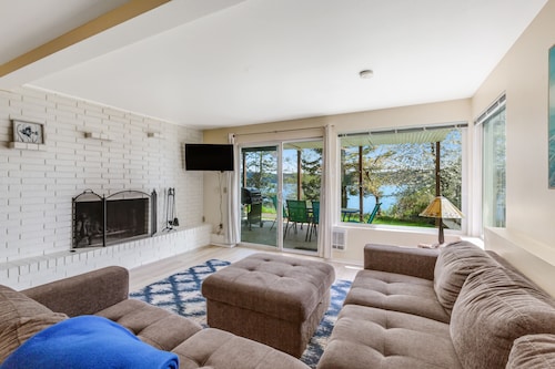 Beachfront retreat w/bay views, covered patio, & more