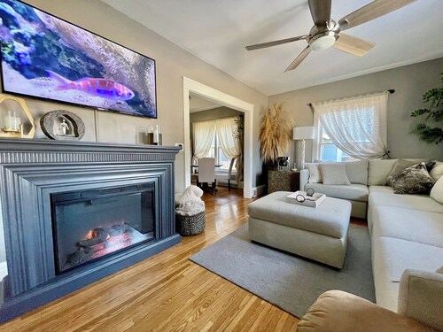 Cozy Home with LOTS of space- Less than 1 mile to ISU & IWU, 5 miles to airport