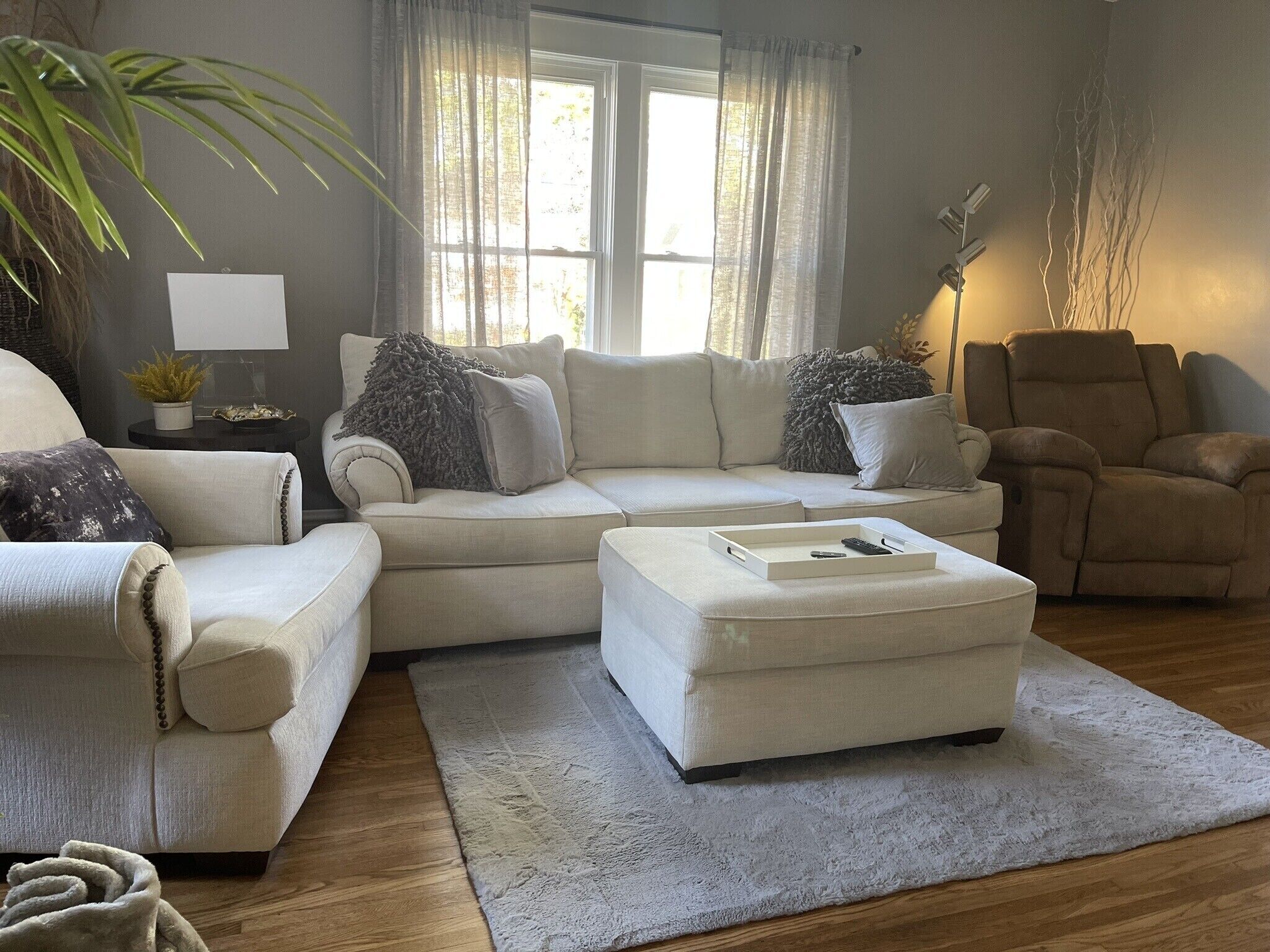 Cozy Home with LOTS of space- Less than 1 mile to ISU & IWU, 5 miles to airport