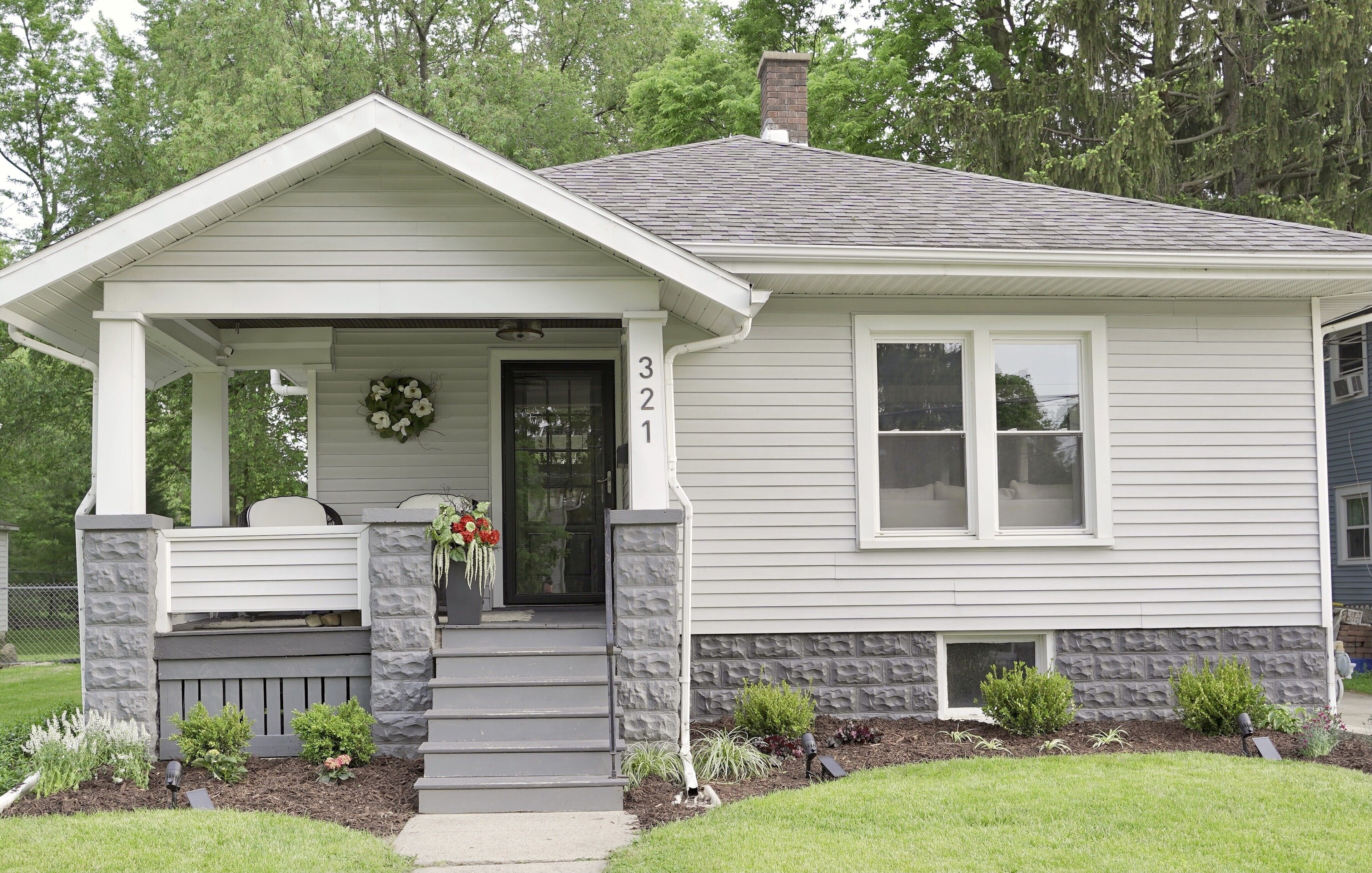 Cozy Home with LOTS of space- Less than 1 mile to ISU & IWU, 5 miles to airport