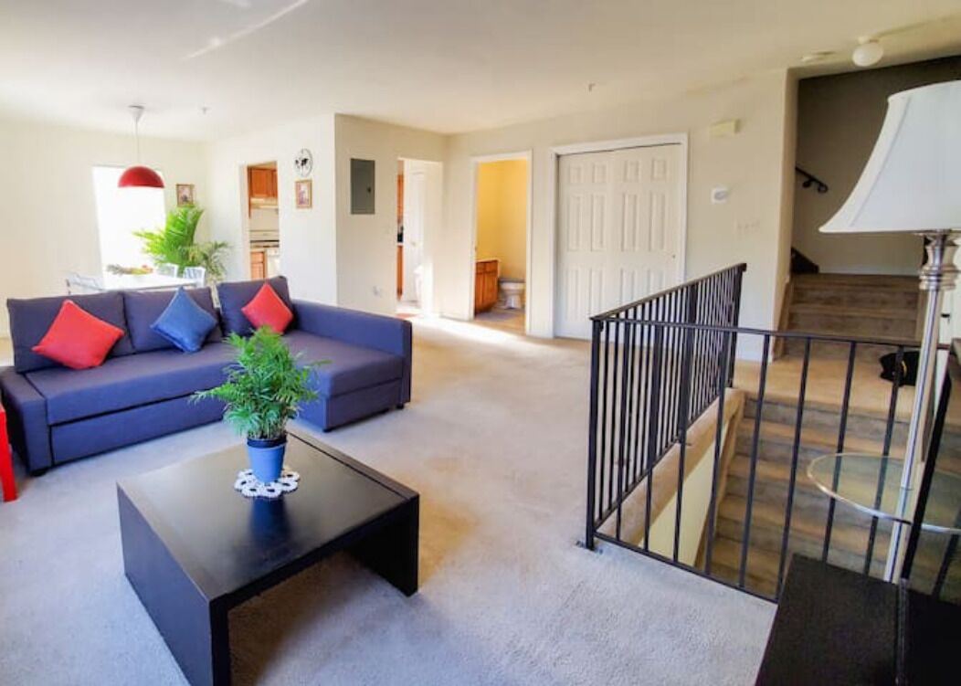 Large bright 2 bed 2.5 bath town home, 2 patios close to Metropark train Station