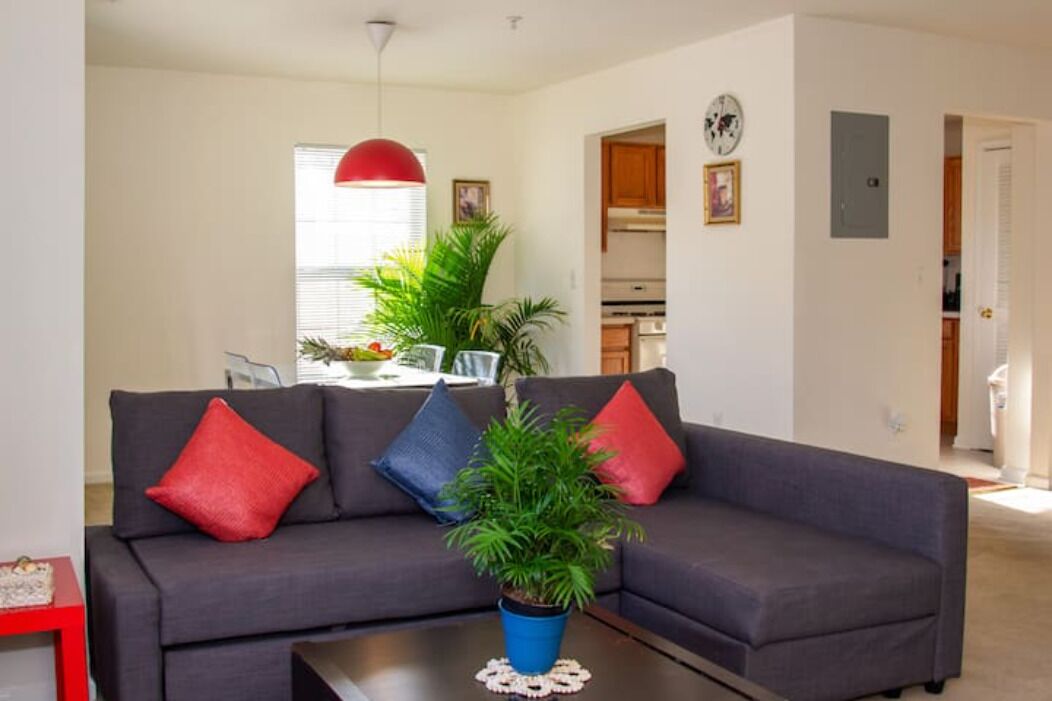 Large bright 2 bed 2.5 bath town home, 2 patios close to Metropark train Station