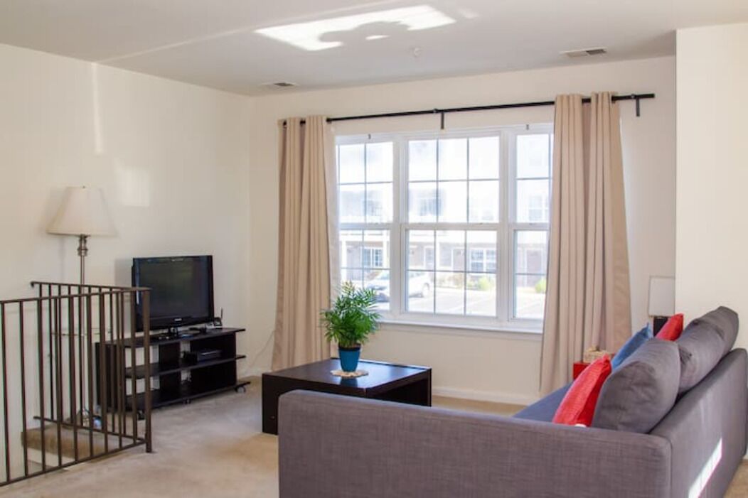 Large bright 2 bed 2.5 bath town home, 2 patios close to Metropark train Station