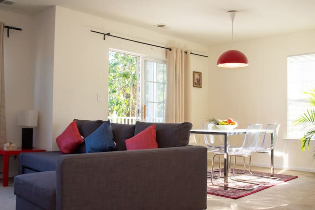 Large bright 2 bed 2.5 bath town home, 2 patios close to Metropark train Station