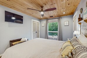 2 bedrooms, iron/ironing board, Internet, bed sheets