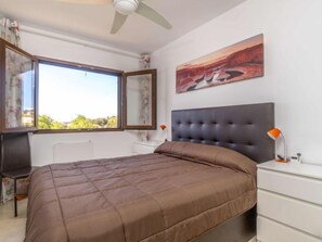 2 bedrooms, iron/ironing board, free Internet