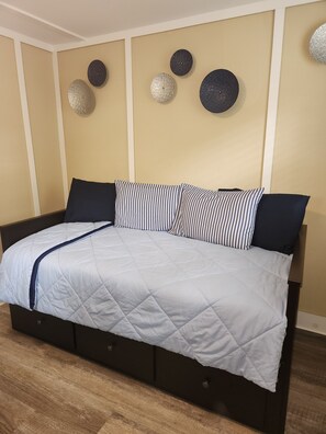 Iron/ironing board, free WiFi, bed sheets - ScrappyJax Cozy Cabin #4 (Glenwood)