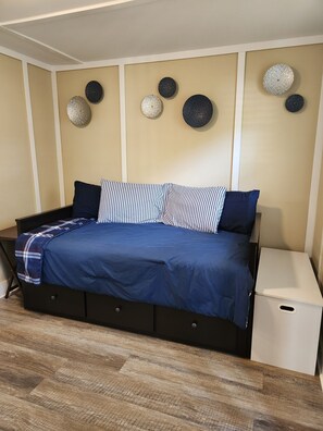 Iron/ironing board, free WiFi, bed sheets