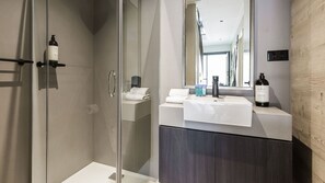 Een douche, een haardroger, handdoeken