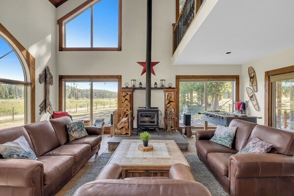 Smart-TV, Kamin, Videospiele, Tischfußball