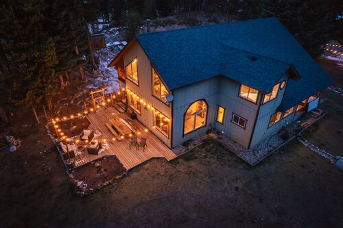 Luxury Cabin at Idabel Lake near Kelowna & Big White on acreage with hot tub.