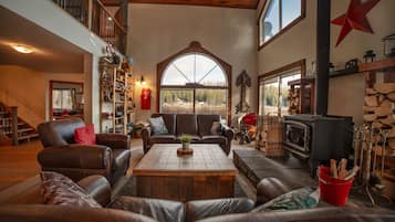 TV connectée, cheminée, jeux vidéo, baby-foot