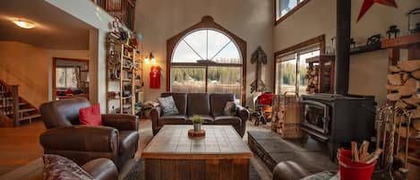 Smart-TV, Kamin, Videospiele, Tischfußball