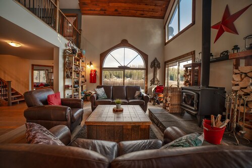 Luxury Cabin at Idabel Lake near Kelowna & Big White on acreage with hot tub.