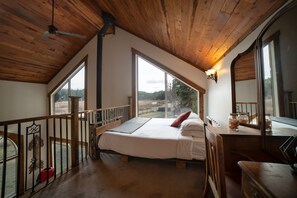 4 bedrooms, desk, travel cot, free WiFi