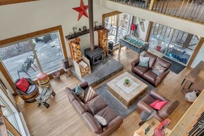 Smart-TV, Kamin, Videospiele, Tischfußball