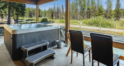Luxury Cabin at Idabel lake on acreage with hot tub. Near Kelowna and Big White
