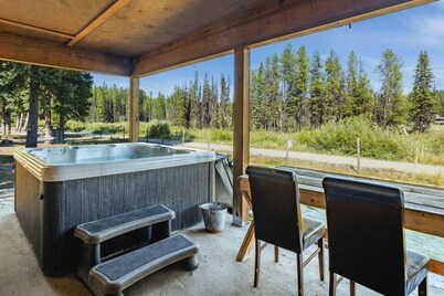 Luxury Cabin at Idabel lake on acreage with hot tub. Near Kelowna and Big White