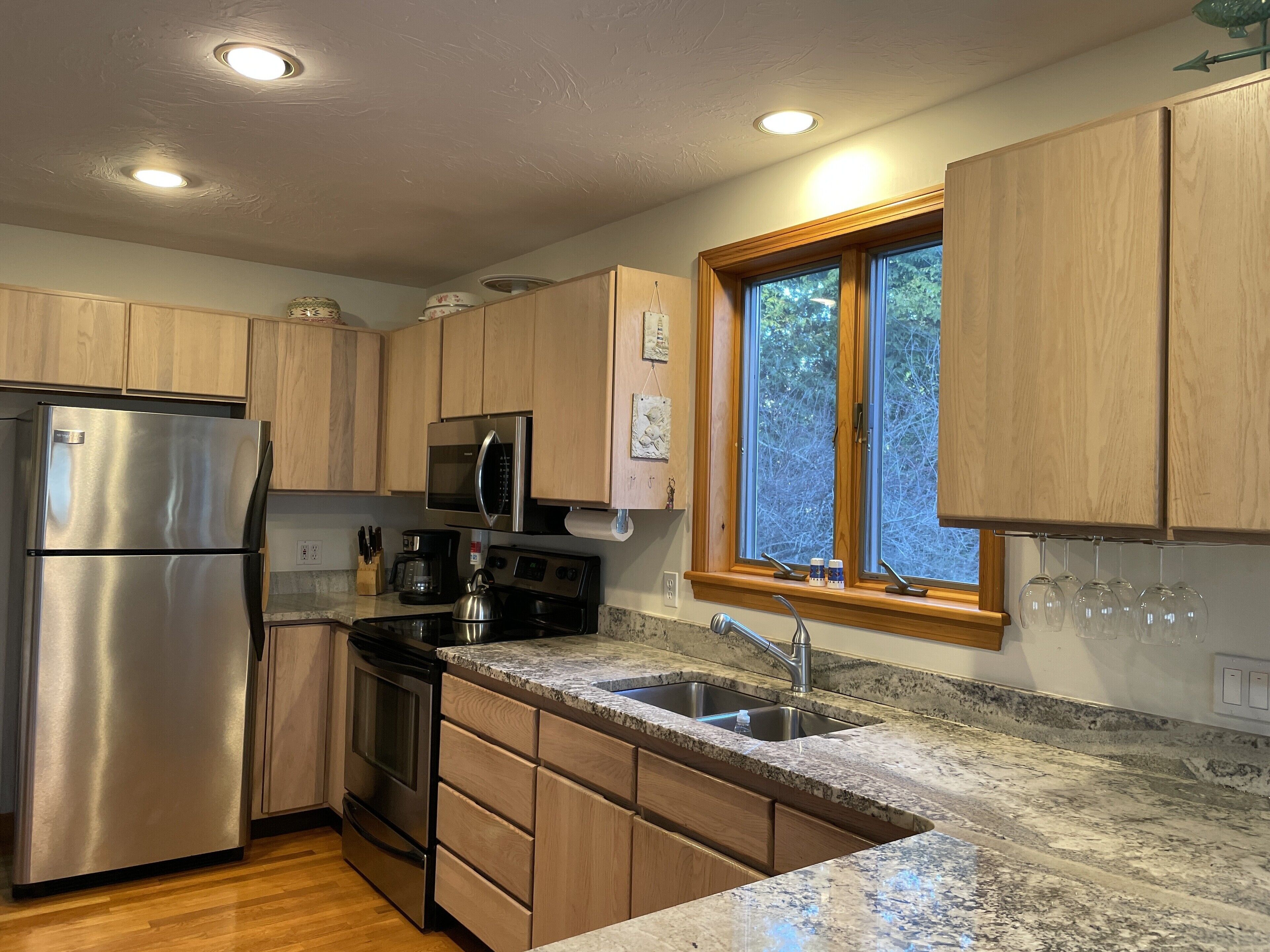 冷蔵庫、電子レンジ、オーブン、コンロ