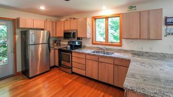 KĂŒhlschrank, Mikrowelle, Ofen, Herdplatte