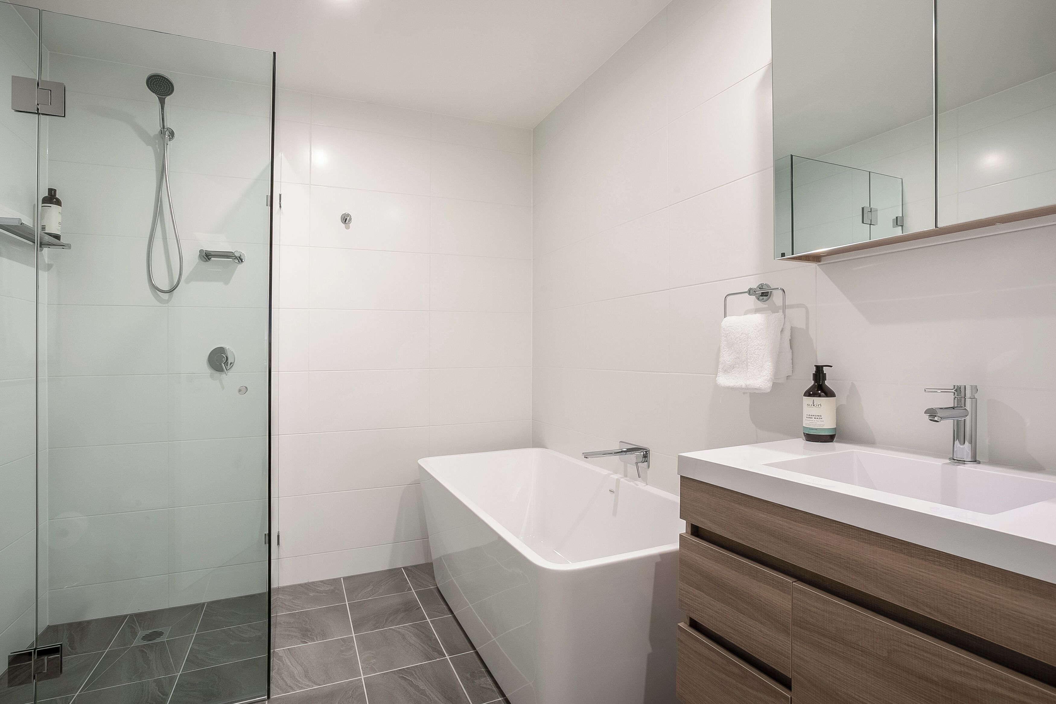 Executive 2 bedroom 2 bath apartment - expansive water/district views Manly — image 13