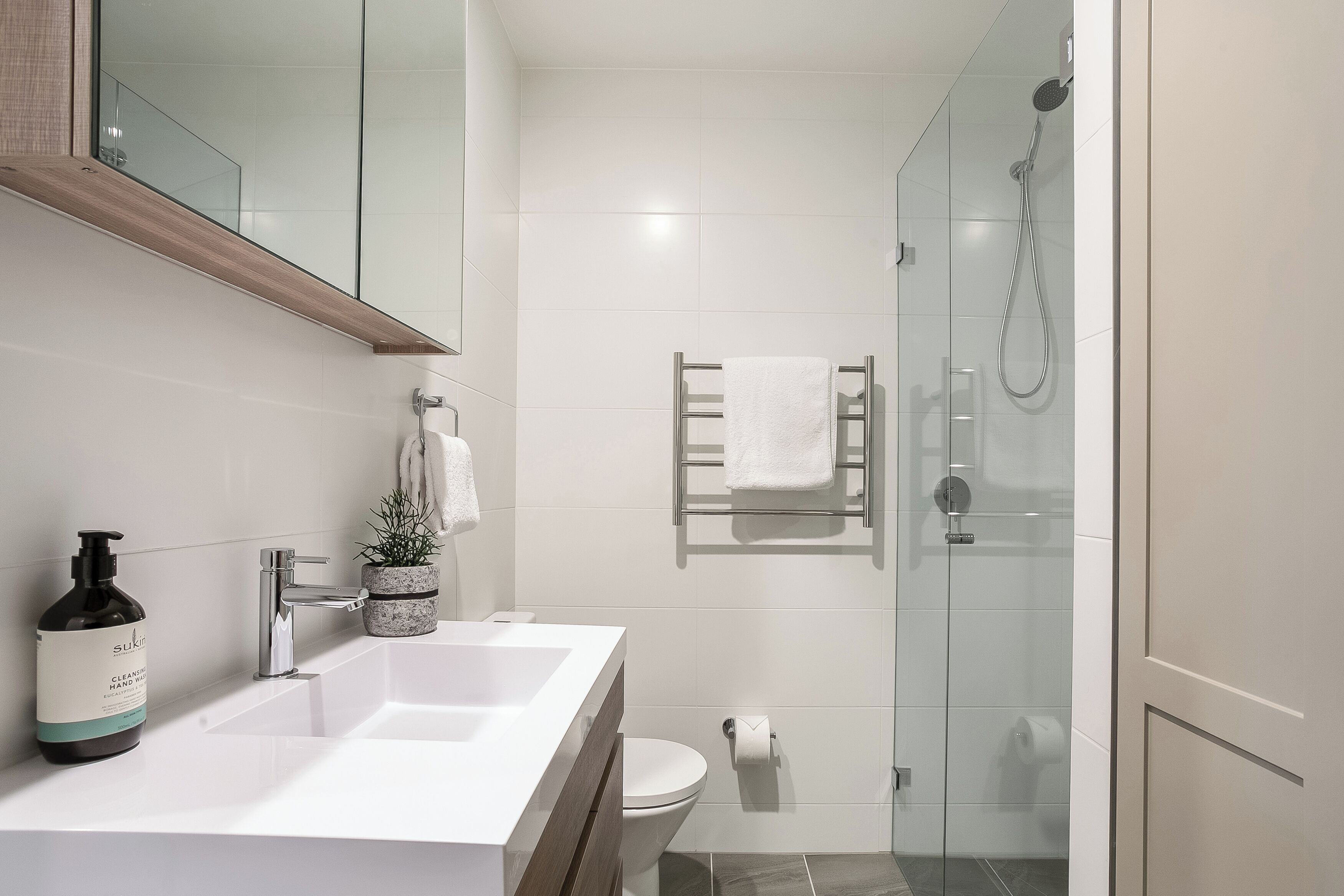 Executive 2 bedroom 2 bath apartment - expansive water/district views Manly — image 16