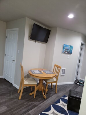 Dining - Spacious Midtown Studio (Reno)