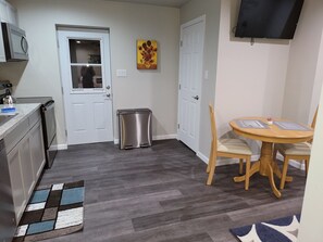 Fridge, microwave, oven, stovetop - Spacious Midtown Studio (Reno)