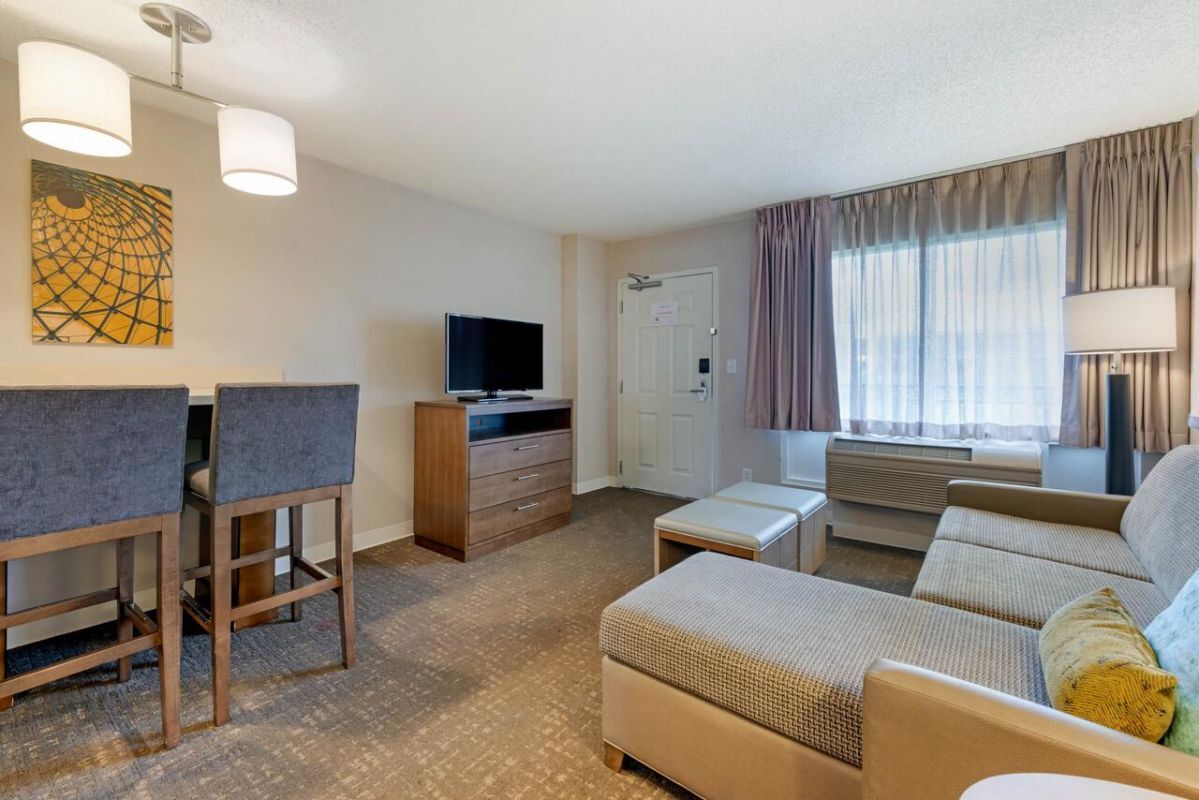 Disney Adventure! Two Family Units, Near Parks, Pool, Free Breakfast Time