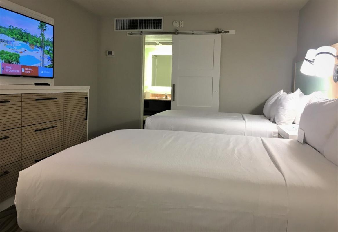 Perfect Getaway! 2 comfortable Units, Onsite Dining, Bar, Close to Seaworld Orlando
