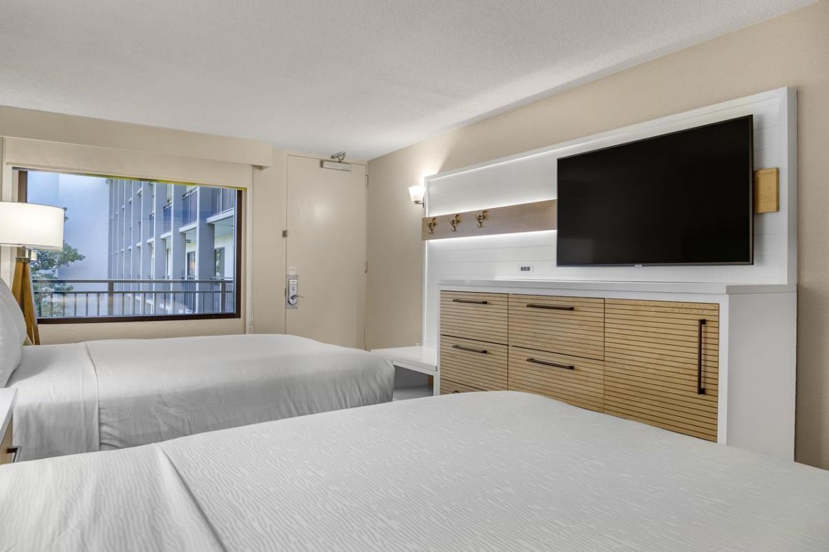 Great Relaxing Overnight Stay! 2 Great Units, Onsite Bar and Restaurant