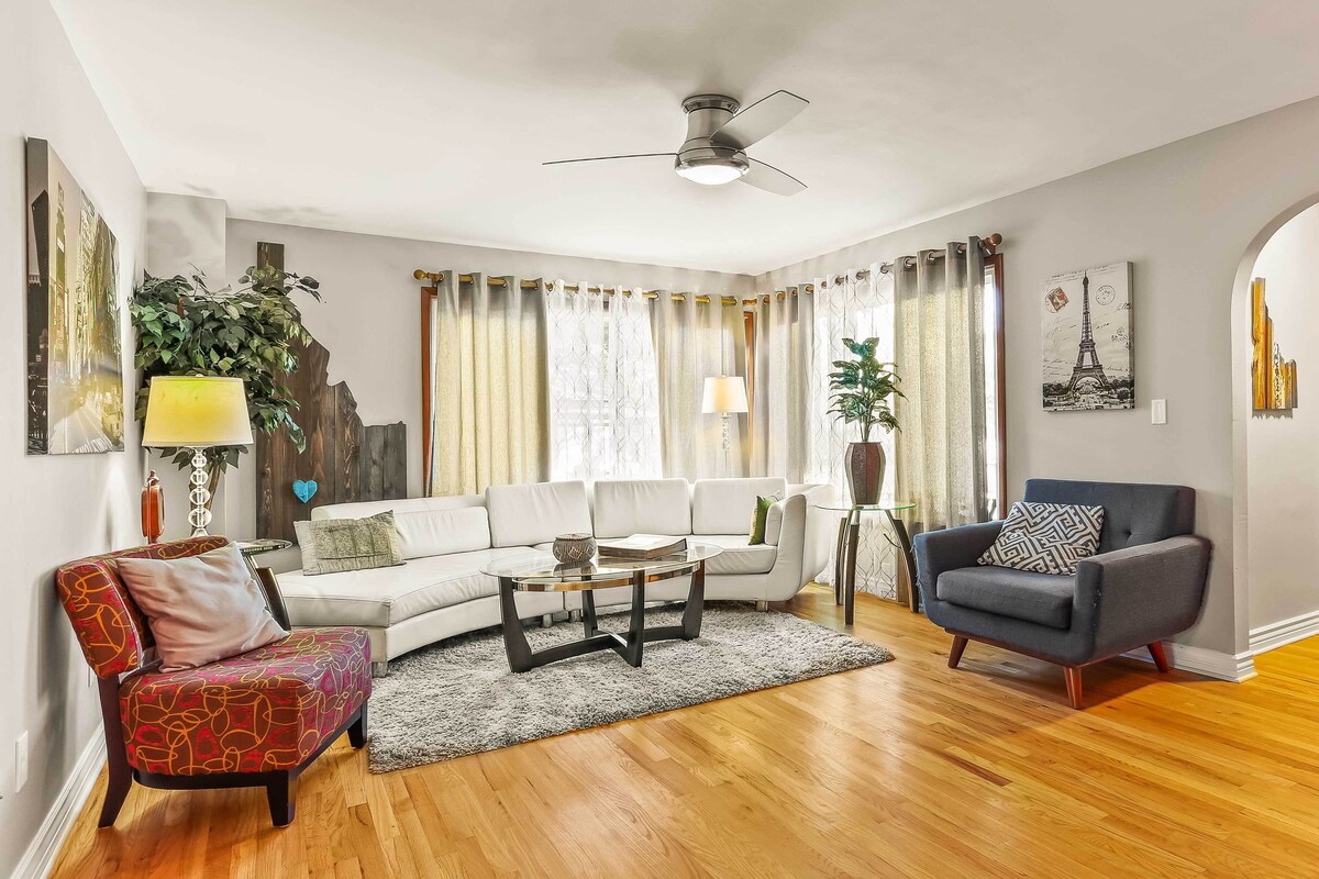 Spacious Family Home w/ Garage Game Room & Office!