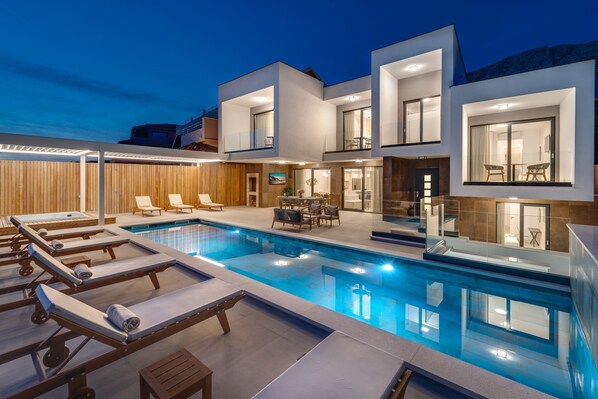 Una piscina al aire libre, una piscina climatizada