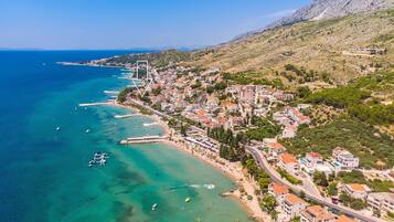 Sulla spiaggia, lettini da mare, teli da spiaggia