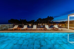 Una piscina al aire libre, una piscina climatizada