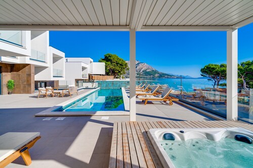 Villa Largo with 4 en-suite bedrooms, heated 33 sqm pool, sea views