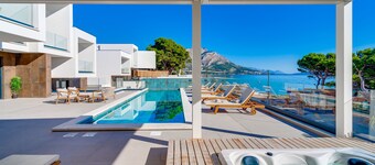 Villa Largo with 4 en-suite bedrooms, heated 33 sqm pool, sea views