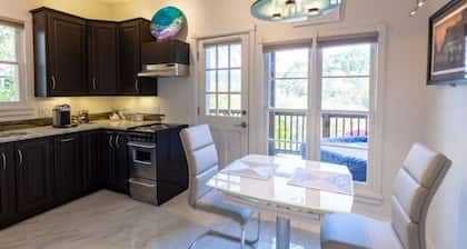 NOLA Suite • Hot Tub • Downtown • Original Art
