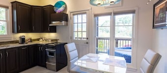 NOLA Suite • Hot Tub • Downtown • Original Art