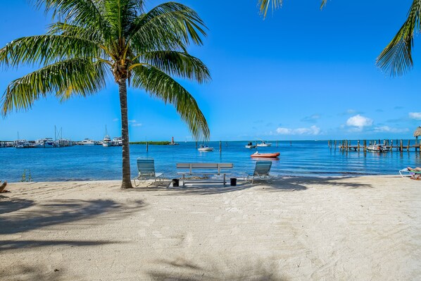 Beach nearby - Beautiful, sunlit home with pool, tennis court & beach access - near the marina (Islamorada)