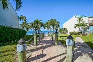 Property grounds - Beautiful, sunlit home with pool, tennis court & beach access - near the marina (Islamorada)