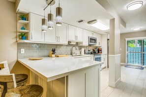 Fridge, microwave, oven, stovetop - Beautiful, sunlit home with pool, tennis court & beach access - near the marina (Islamorada)